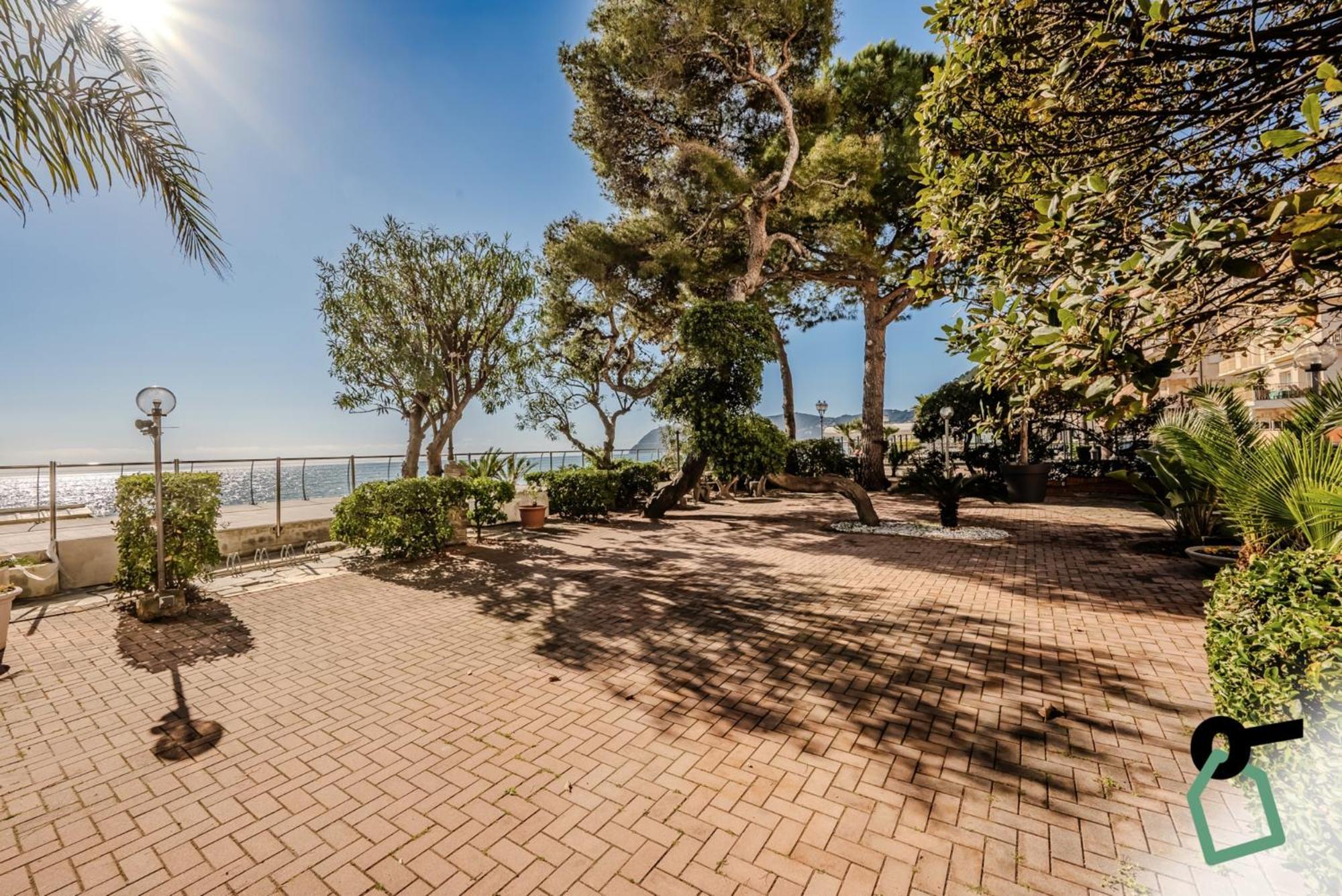 Hotiday Room Collection - Mediterranee Alassio Exterior photo